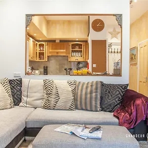 Treetop By Grandeur Property Apartment